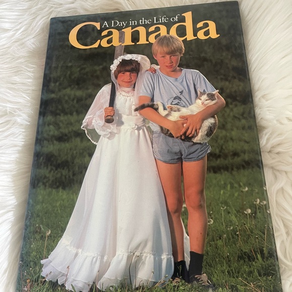 A day in the life of Canada large picture book - Picture 1 of 6